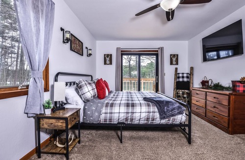 Minocqua Cabin | 🌟Family Getaway🔥FirePit🔥Game room🌟Lake Front💧Private Location🌟Close to town🏖️