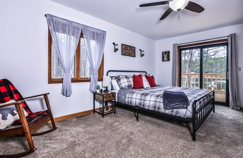 Minocqua Cabin | 🌟Family Getaway🔥FirePit🔥Game room🌟Lake Front💧Private Location🌟Close to town🏖️