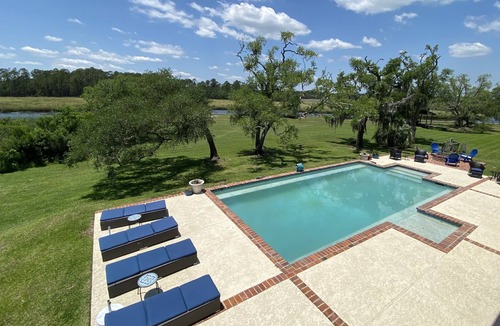 Shoreline Park House | Family Getaway w/ Pool & Dock