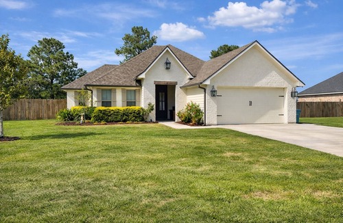 Cade House | Family home Near Lafayette with splash pad and park.