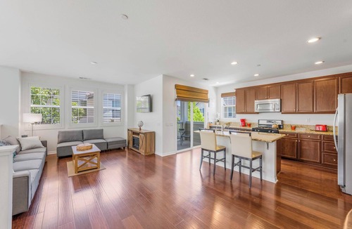 Riverpark Condo | Family & Pet Friendly, Modern Home with Garage