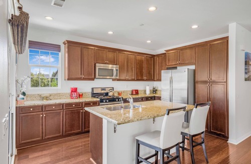 Riverpark Condo | Family & Pet Friendly, Modern Home with Garage