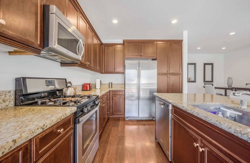 Riverpark Condo | Family & Pet Friendly, Modern Home with Garage