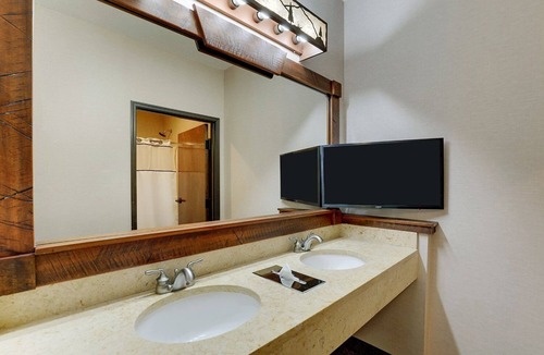 Johnston Hotel | Family Retreat w/Pool & Gym Access | 7 mi to Clive Aquatic Center