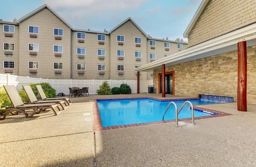Johnston Hotel | Family Retreat w/Pool & Gym Access | 7 mi to Clive Aquatic Center
