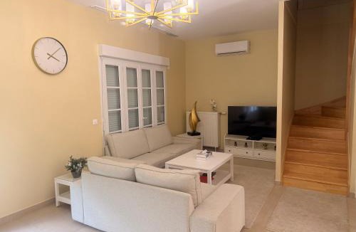 Serris House | Family's house - Villa proche de la vallée village et Disneyland paris ,2 parkings, air condition