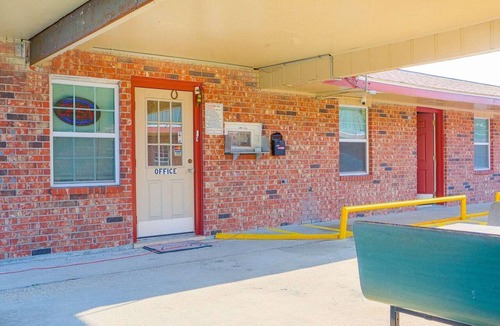 Lockport Apartment | Family Suite Courtside