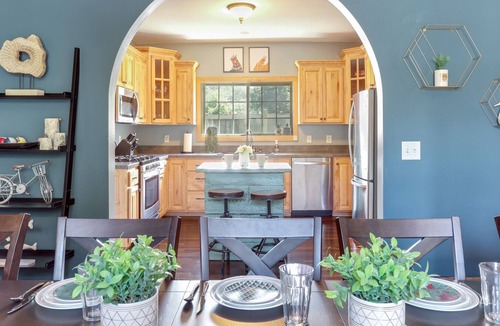 Crosby House | Fantastic 5-bedroom house, sleeps 12 comfortably, just 2 blocks to trailhead!