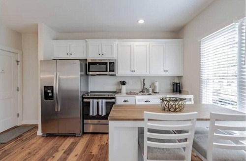 Leinkauf Apartment | Fantastic studio in Leinkauf Historic District!