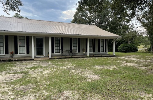 Gulfport House | Farmhouse charm + Bunkhouse. Hot tub. Outdoor TV.