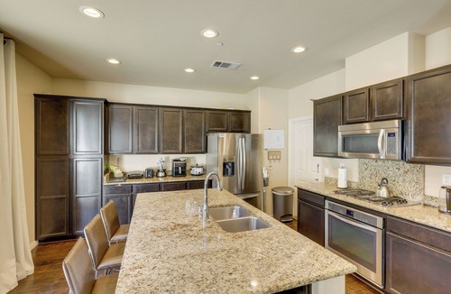 Greenacres House | Fenced Yard! Family Escape, 1 Mi to CSUB