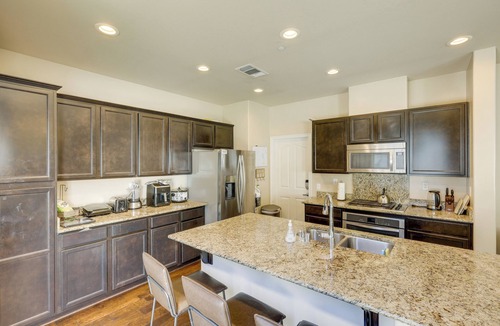 Greenacres House | Fenced Yard! Family Escape, 1 Mi to CSUB