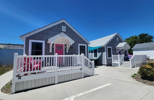 Chincoteague Cottage | Fern's Cottage- Renovated In-Town Cottage
