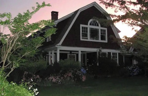 Saunderstown House | Field House, entire house Plum Beach, RI,