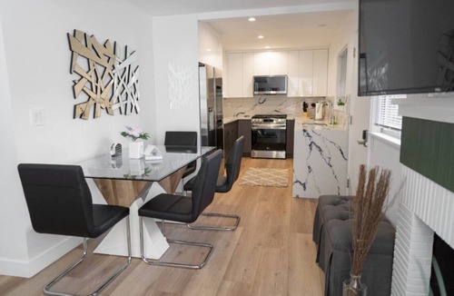 Toluca Lake House | FIFA World Cup: FULLY RENOVATED MODERN 1BR HOUSE IN TOLUCA LAKE with FENCED PATIO p72