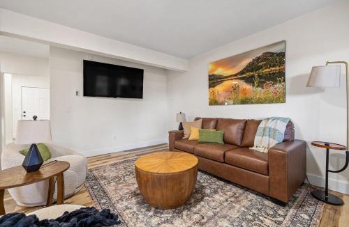 Custer Apartment | Fireside Grove- Downtown Stay with Hot Tub