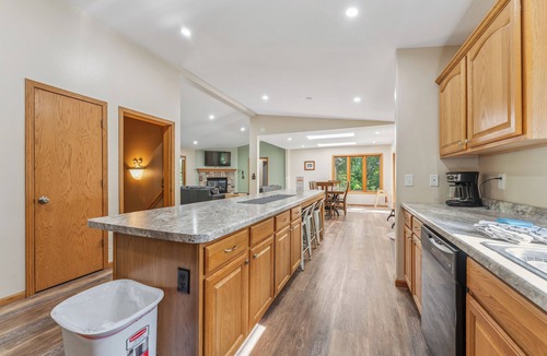 Spring Brook House | First Class" BIG MOMMA"- 24 Person/12 Bed/4 bath-Arcade-Large Private Backyard