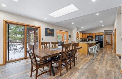 Spring Brook House | First Class" BIG MOMMA"- 24 Person/12 Bed/4 bath-Arcade-Large Private Backyard