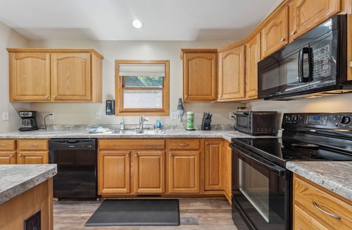 Spring Brook House | First Class" BIG MOMMA"- 24 Person/12 Bed/4 bath-Arcade-Large Private Backyard