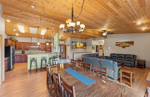 Spring Brook House | First Class "FORE"- 11 Bed - Sleeps 21 - Full Swing Golf Simulator-Putting Green