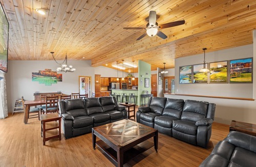 Spring Brook House | First Class "FORE"- 11 Bed - Sleeps 21 - Full Swing Golf Simulator-Putting Green