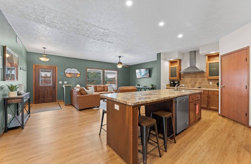 Spring Brook House | First Class "WILDWOOD" Sleeps 18/ADA/New Buck Hunter/Sunroom/Theater