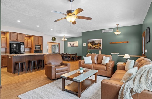 Spring Brook House | First Class "WILDWOOD" Sleeps 18/ADA/New Buck Hunter/Sunroom/Theater