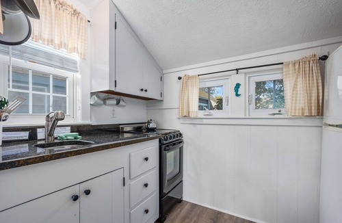South Yarmouth Cottage | Flip Flops - Where Cape Dreams Meet the Sea