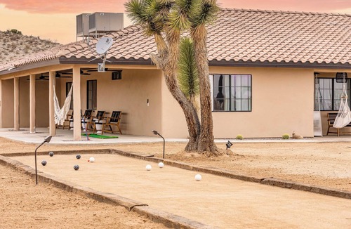 Yucca Valley Villa | Flora by Avantstay Modern & Private Desert Oasis on Large Grounds w/Pool & Bocce Ball!