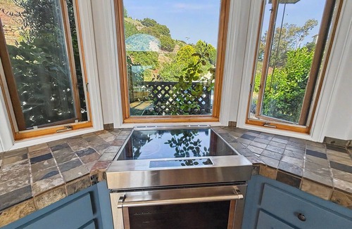 Ojai House | Foothill Mountain Sanctuary: Chef's Kitchen, Hillside Garden 5 Min to Town
