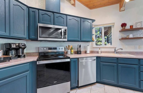 Munds Park Cabin | Forest Getaway with A/C ★ Deck + Fire-table ★ Near Sedona/Grand Canyon/Flagstaff