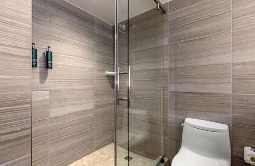West End Hotel | Four 1-Bedroom King Stays w/Kitchenettes | Free Breakfast | 0.5 Mi to Georgetwn