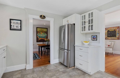 Chatham House | FOUR BEDROOM IN TOWN LOCATION - CLOSE TO OYSTER POND BEACH AREA.