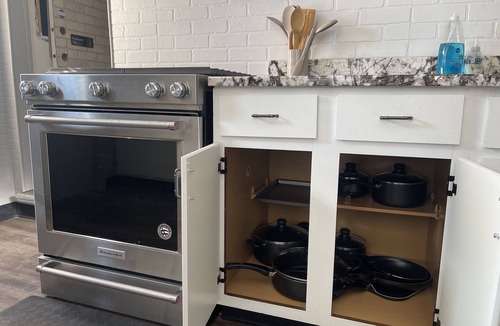 Two Rivers House | Fresh Coast Bar- Sleeps 8. 2 Blocks to Lake Michigan . Perfect for events!