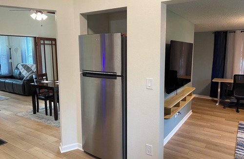 Dallas Center House | Fresh Remodel! Whole House Getaway Near DSM! Book 7+ days and save!