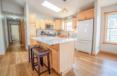 Spicer Cabin | Fresh updates by new owners, family getaway that sleeps 17- 5bedroom 3 bath