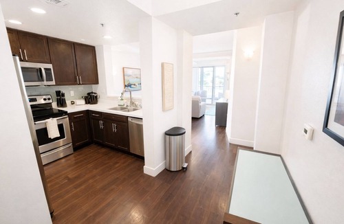 Westwood Apartment | Fully Furnished 2BR/2BA on Wilshire Blvd - AC, Gym Access, Ideal for Relocation