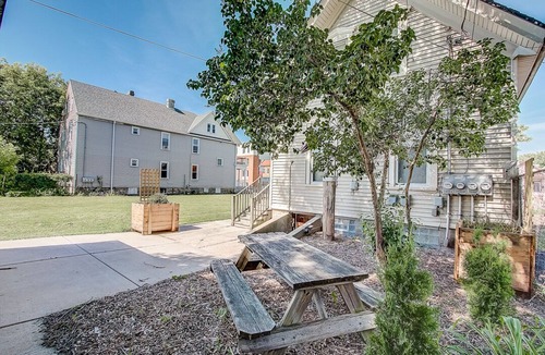 Brewers Hill Apartment | Fun comfortable skyline neighborhood flat