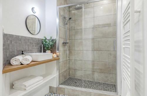 Quartier de Rochechouart Apartment | FurtiveStay - Magenta - Poissonnière