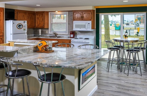 Green Bay House | Game Day HQ w/Fan Cave, Fire Pit + Stadium Views