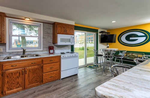 Green Bay House | Game Day HQ w/Fan Cave, Fire Pit + Stadium Views