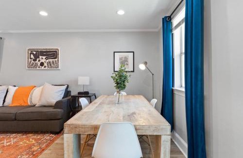 Lower Garden District House | Garden District retreat w balcony