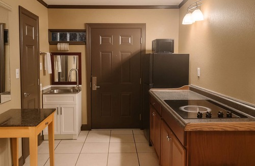Mid City North Apartment | Gated 118 2 Double Beds Full Kitchen