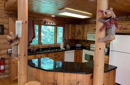The Galena Territory House | Genuine Log Cabin ~ Perfect Getaway ~ Pool Table ~ Outdoor Hot Tub ~ Fire Pit