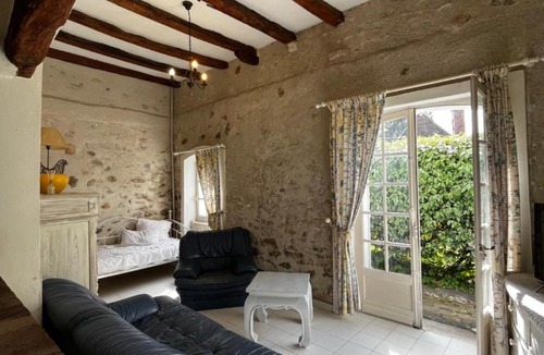 Le Plessis-Luzarches Apartment | Gites aux Fleurs de Cerises