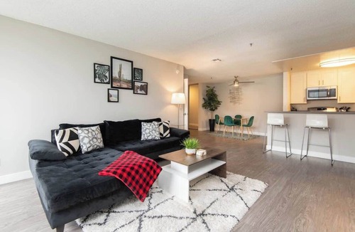 Hollywood Apartment | Glam Hollywood 2BR Pool, Views & Central Location