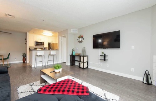 Hollywood Apartment | Glam Hollywood 2BR Pool, Views & Central Location