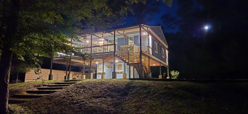 Covington House | Glass House retreat on scenic Bogue Falaya river