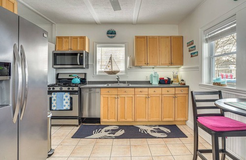 Gloucester Apartment | Gloucester Large 2-Room Studio, Full Kitchen, Deck