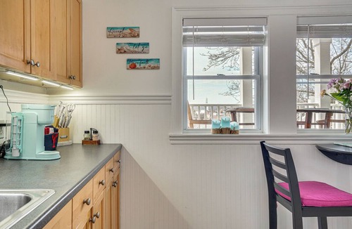 Gloucester Apartment | Gloucester Large 2-Room Studio, Full Kitchen, Deck